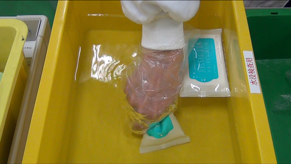 ウェットティッシュの水没検査を行う様子